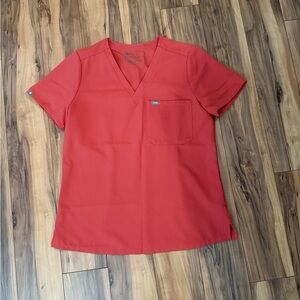 🩺🏥🌅 FIGS Technical Collection Scrub Top – Cayenne (Burnt Orange Coral) – Size M